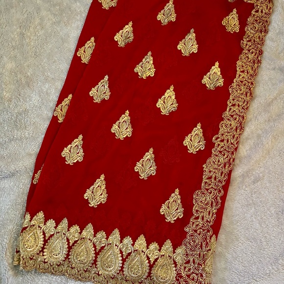 Beautiful red and gold silk chiffon saree with blouse - Picture 7 of 7